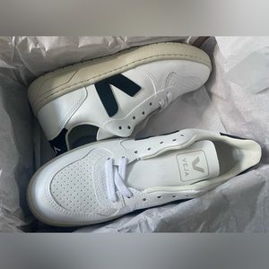 BRAND NEW VEJA V-10 black & white sz 6